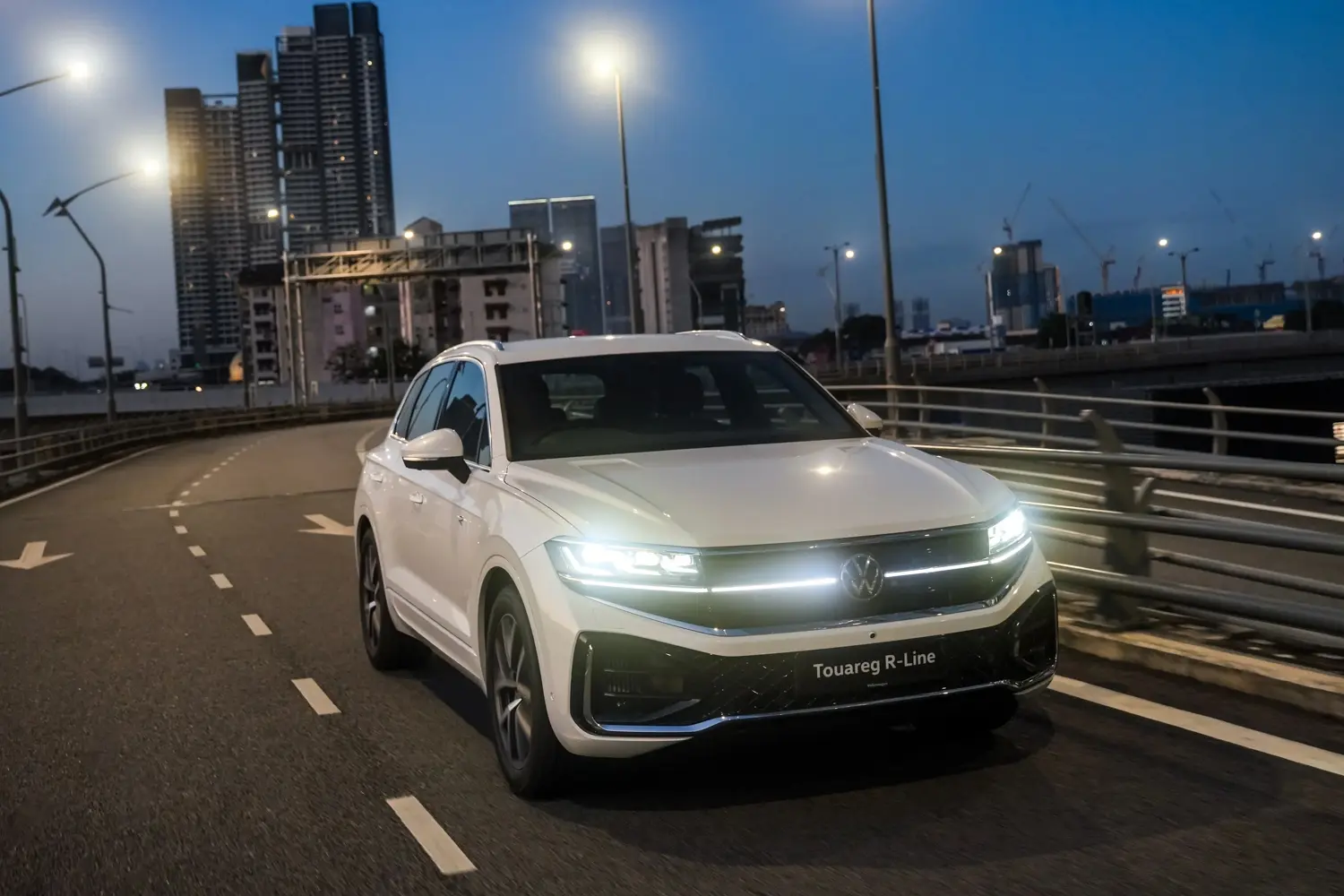 🌟 Volkswagen Touareg - 豪华 SUV 搭载最新科技！涡轮增压 + 混动引擎，豪华又强劲。大家庭的理想选择！💎