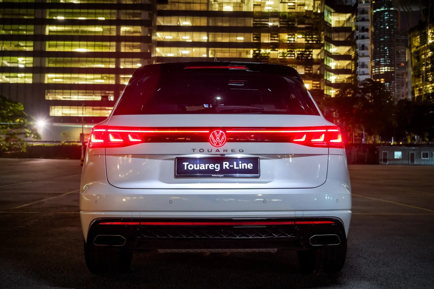🌈 Volkswagen Touareg - Stunning colors, unique design, complete features. A car that stands out on the road! ✨