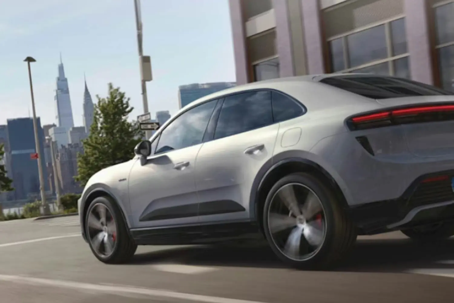 💰 Porsche Macan EV - Best value in its class! Low price, high specs, long warranty. Smart choice! 📊
