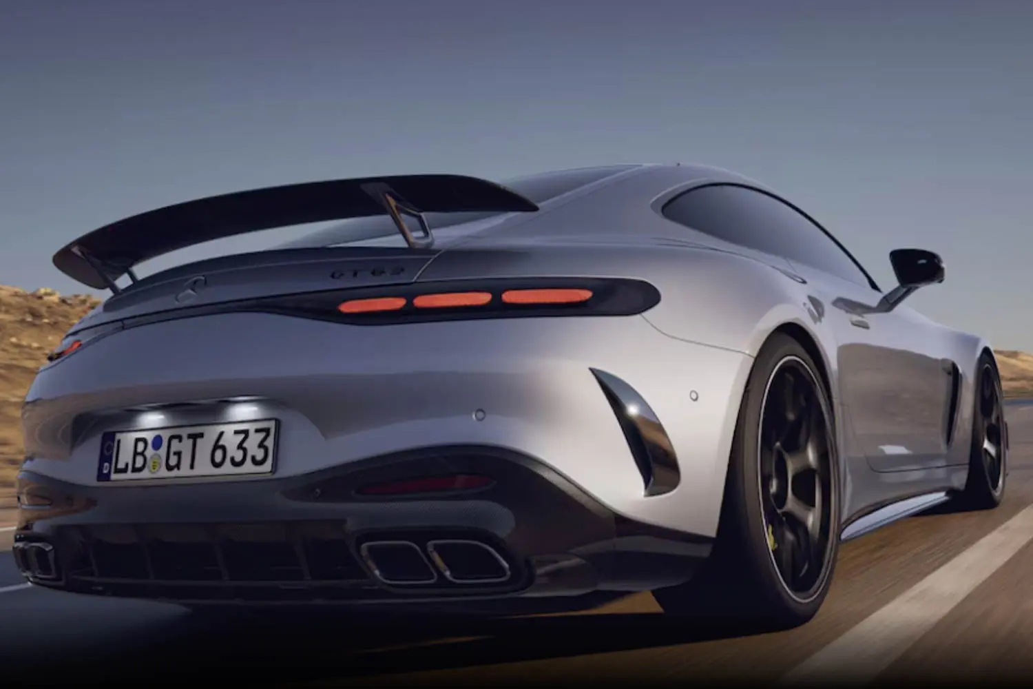 🎯 Mercedes-Benz GT AMG - 城市运动轿车！吸睛设计、高效省油、宽敞内饰。年轻人的选择！🎨
