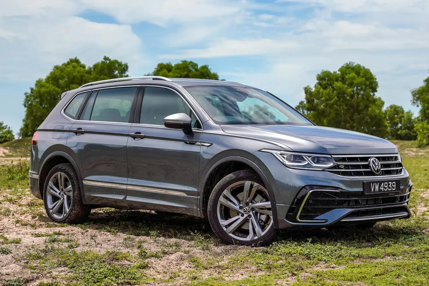 🇲🇾 The Volkswagen Tiguan has officially arrived in Malaysia! This exciting new model brings cutting-edge technology and impressive performance to our local automotive market. Malaysian car enthusiasts have been waiting for this moment, and now it's finally here.

The Volkswagen Tiguan features a sleek and modern design that perfectly suits Malaysia's urban landscape. With its aerodynamic body, LED headlights, and stylish alloy wheels, this vehicle stands out on every road from Kuala Lumpur to Penang.

Under the hood, the Volkswagen Tiguan delivers exceptional performance with excellent fuel efficiency. Whether you're navigating through busy city traffic or cruising on the North-South Expressway, this car handles every situation with confidence and ease.

Inside, the cabin offers premium comfort with high-quality materials, spacious seating, and advanced infotainment systems. The Volkswagen Tiguan comes equipped with Apple CarPlay, Android Auto, and a premium sound system for your entertainment.

Safety is a top priority, and the Volkswagen Tiguan doesn't disappoint. It includes multiple airbags, ABS brakes, electronic stability control, lane departure warning, and adaptive cruise control to keep you and your family protected.

Pricing for the Volkswagen Tiguan in Malaysia is competitive, offering excellent value for money. With various variants available, there's an option for every budget. Visit your nearest showroom today to experience the Volkswagen Tiguan firsthand!

#MalaysiaCars #NewLaunch #AutomotiveNews