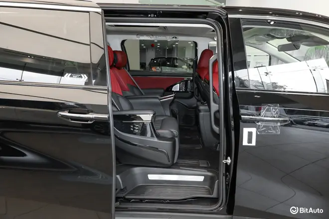 M8 PHEV