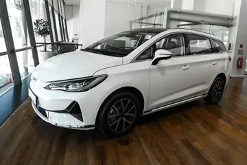 BYD M6