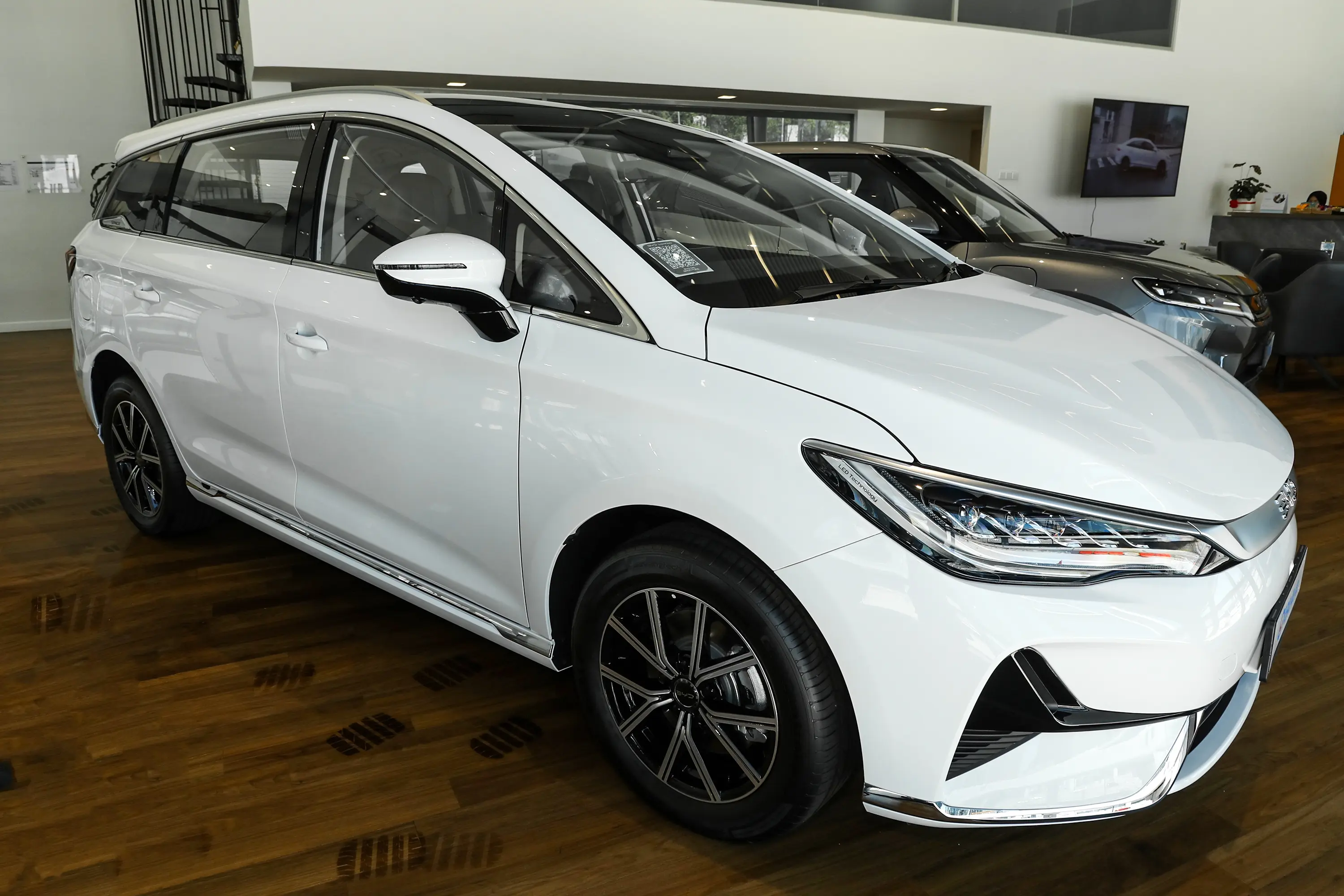 🌈 BYD M6 - 惊艳配色、独特设计、配置齐全。路上最亮眼的存在！✨