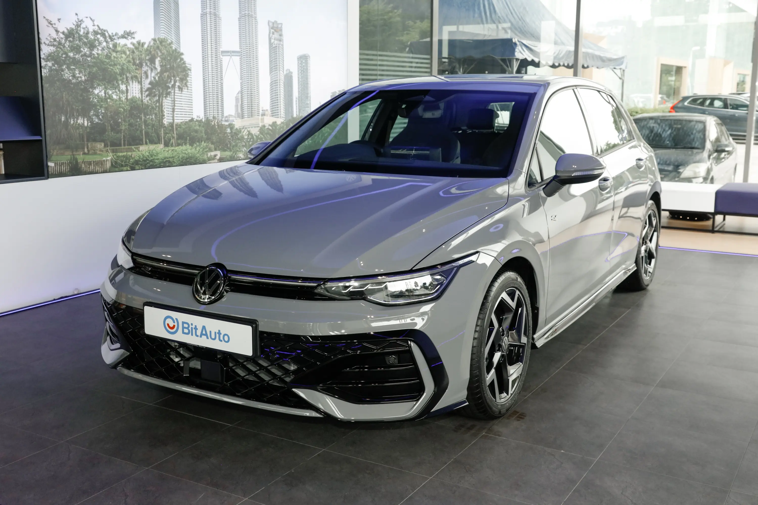 买车前看 Volkswagen Golf GTI：Volkswagen Golf GTI 的输出信息为 265 PS。重点是它是否适合日常通勤、家庭使用和长途驾驶。