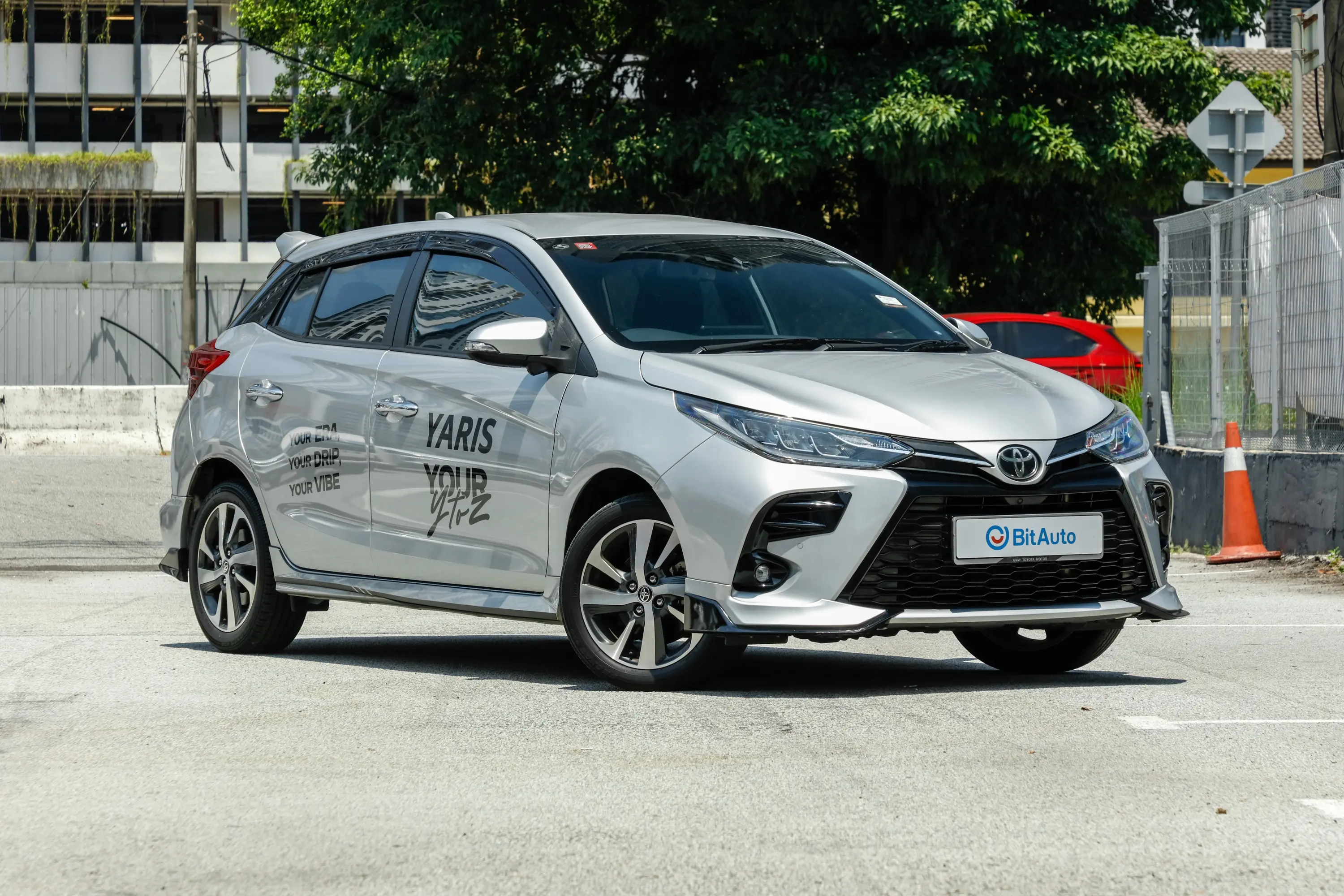 买车前看 Toyota Yaris：Toyota Yaris 的价格重点是 529,900 บาท。重点是它是否适合日常通勤、家庭使用和长途驾驶。