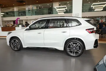 BMWiX1