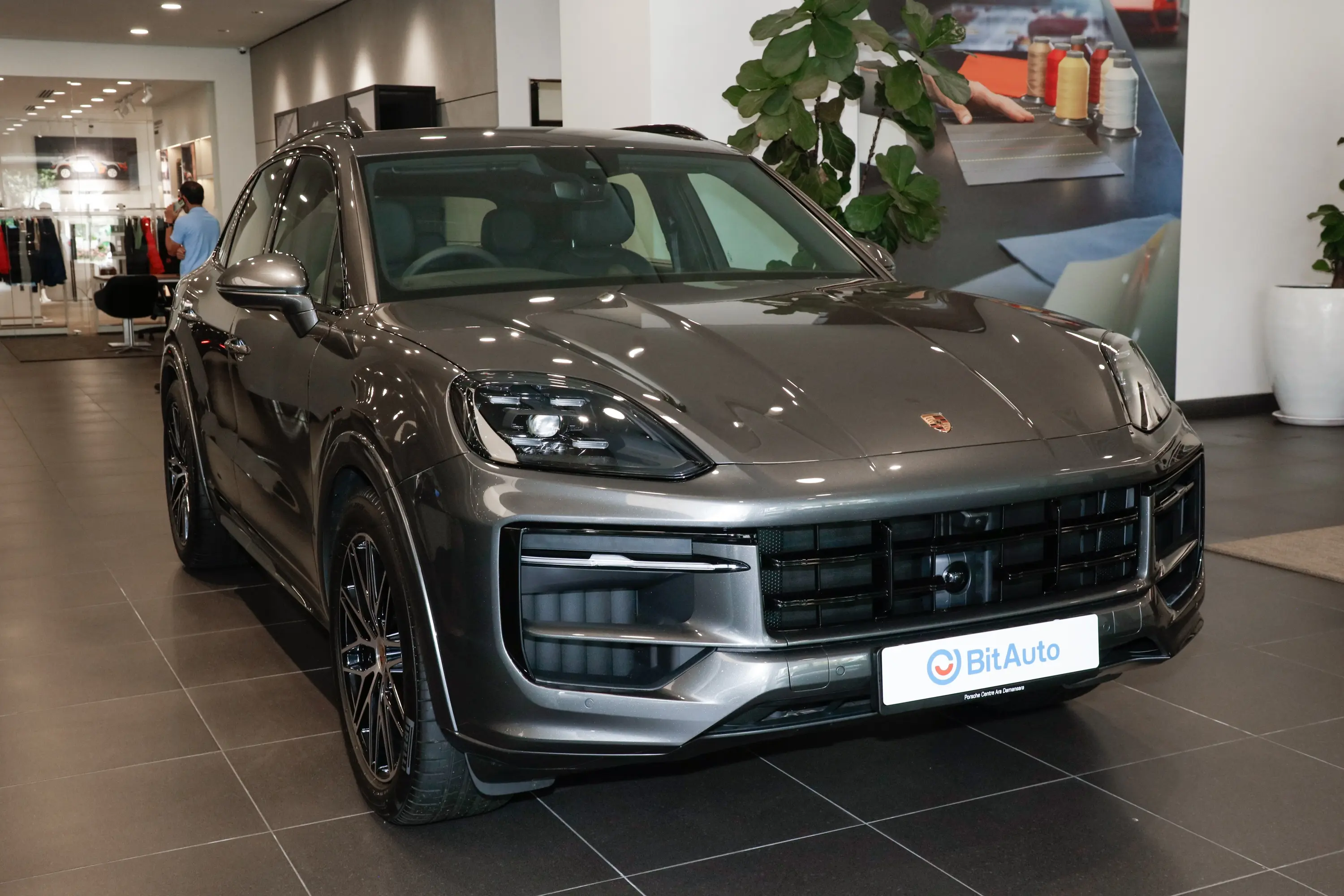 买车前看 Porsche Cayenne：Porsche Cayenne 的最新重点是 at。重点是它是否适合日常通勤、家庭使用和长途驾驶。