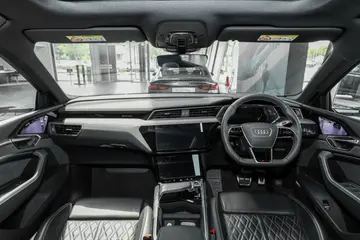 AudiQ8 Sportback e-tron
