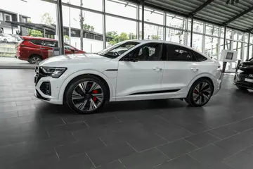 AudiQ8 Sportback e-tron