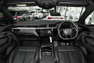 AudiQ8 e-tron