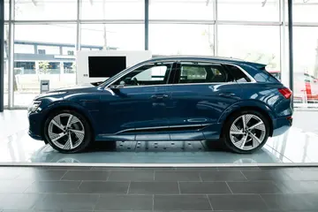 AudiQ8 e-tron