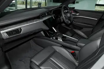 AudiQ8 e-tron