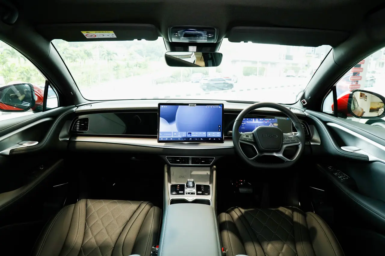 Interior & Features