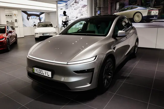 TESLA Model Y L