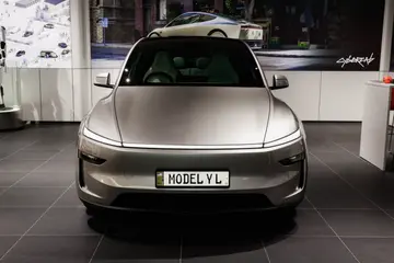 TESLA Model Y L