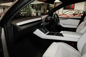 TESLA Model Y L