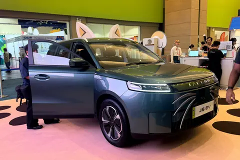 The dual income no kids car? Pet-friendly 2026 Jaecoo J5 EV previewed in Malaysia; CKD, 402 km, 'Pet Mode'