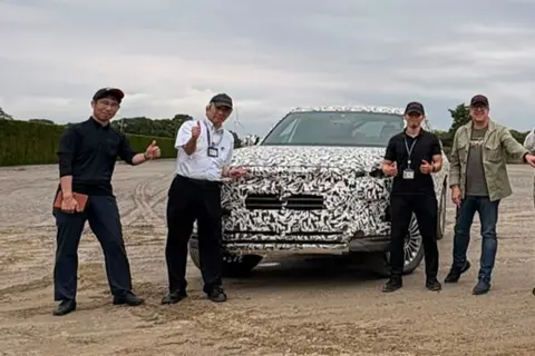 Toyota Land Cruiser 家族即将迎来 BEV 纯电车型?神秘测试车曝光