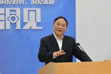 李书福辞任 Geely Auto 董事会主席,老将安聪慧接棒