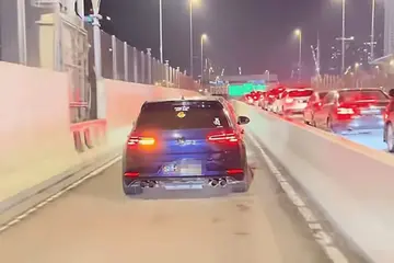 Wiper Myvi Tersangkut Seluar Dalam, Van Jenazah Berhenti di Lokasi Tumpuan Mat Rempit: Koleksi Aksi Lucu Jalan Raya Malaysia