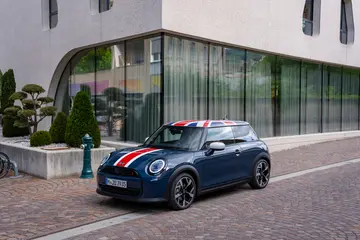MINI Cooper S Oxford Edition 在大马推出,售价 RM 289,888,全马仅限 6 台