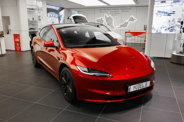 Inilah Tesla Model 3 2026 yang dikemas kini: sistem infotainmen 16-inci yang lebih besar, dalaman Zen Grey* Image