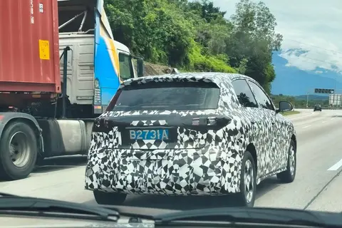 Gambar intip: Proton eMas 5 berbalut pelekat samaran, adakah hatchback EV ini bakal mendapat bateri baharu?